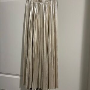Elegant Gold Metallic pleated Skirt with elastic waist size S